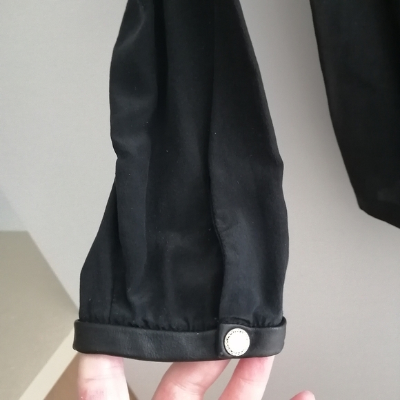 Club Monaco Silk Pleated Keyhole Neck Black Blouse With Lamb Leather Trim XS - Picture 10 of 16